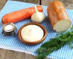 Salotos su dešrainiu sūriu: receptai Salotos su dešrainiu sūriu ir marinuotais svogūnais